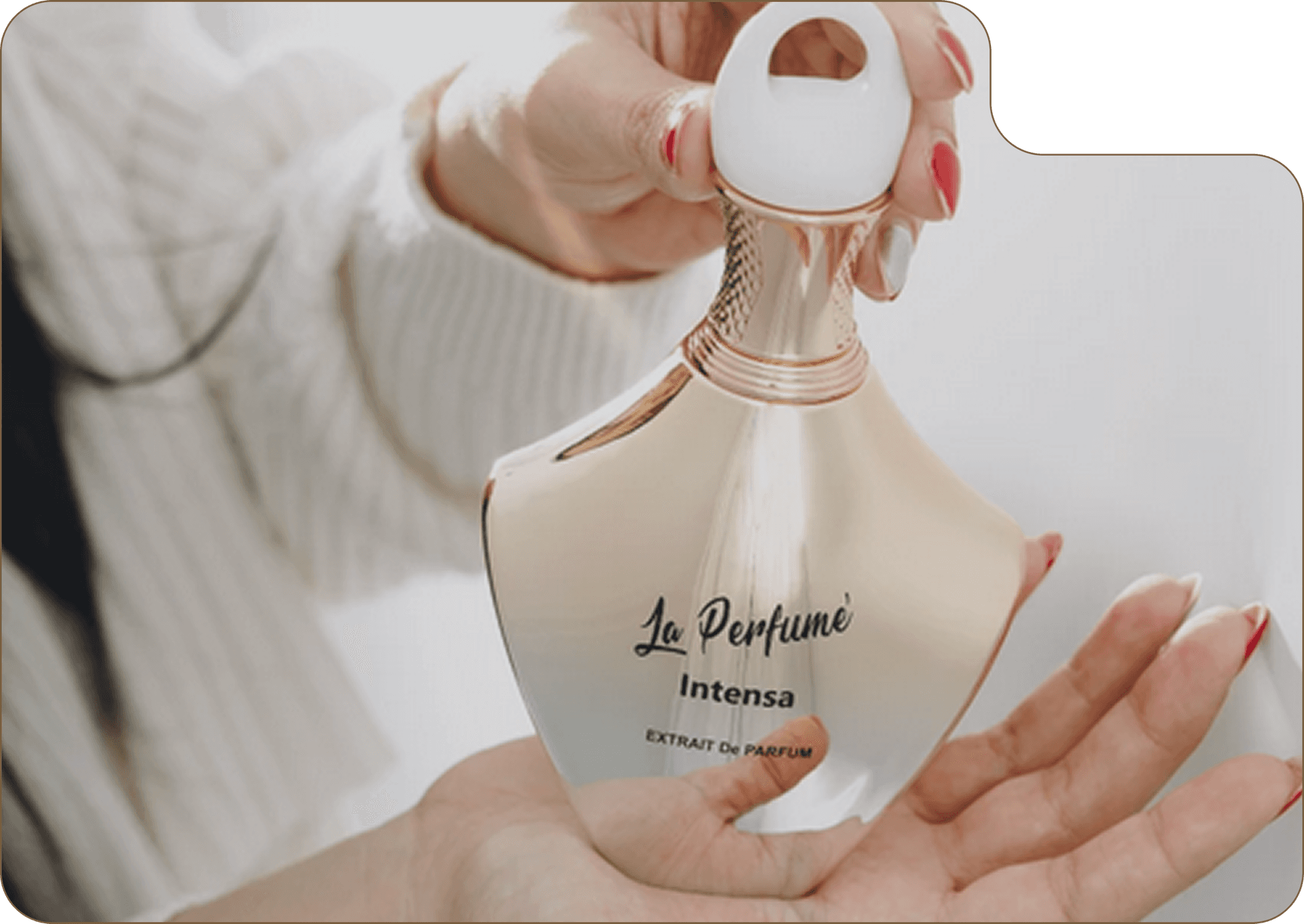 Holding La Perfume Intensa bottle